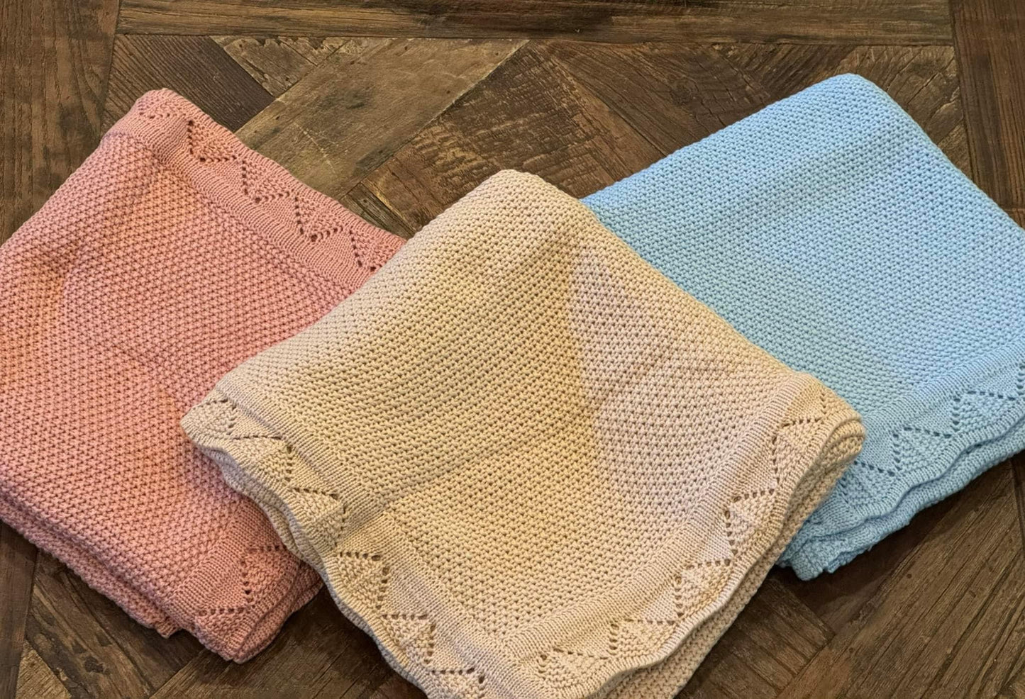 Scalloped edge knit blanket